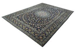 Corner detail of 1970s Kashan rug showing border pattern and Wool pile