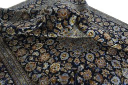 Surface texture of 2000s Kashan rug with natural Wool and intricate pattern