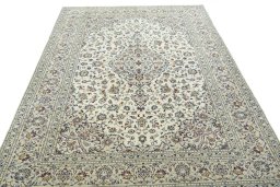 Surface texture of 2000s Kashan rug with natural Wool and intricate pattern