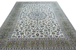 Surface texture of 2000s Kashan rug with natural Wool and intricate pattern