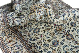 Surface texture of 2000s Kashan rug with natural Wool and intricate pattern