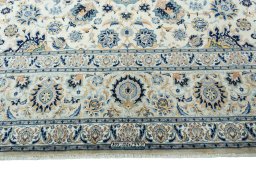 Full view of 1970s Kashan rug from Iran / Persia, 503 × 353 cm in Beige tones