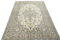 Surface texture of 2000s Kashan rug with natural Wool and intricate pattern