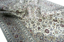 Surface texture of 2000s Kashan rug with natural Wool and intricate pattern