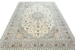 Surface texture of 2000s Kashan rug with natural Wool and intricate pattern
