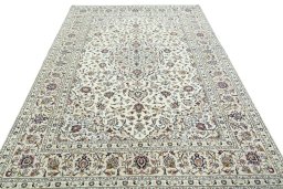 Surface texture of 2000s Kashan rug with natural Wool and intricate pattern