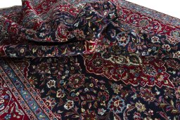 Surface texture of 2000s Kashan rug with natural Wool and intricate pattern