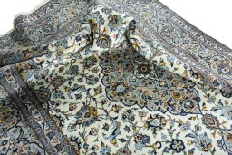 Surface texture of 2000s Kashan rug with natural Wool and intricate pattern