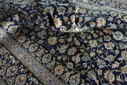 Surface texture of 2000s Kashan rug with natural Wool and intricate pattern
