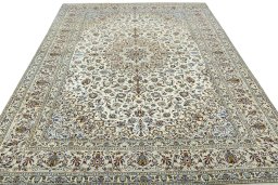 Surface texture of 2000s Kashan rug with natural Wool and intricate pattern