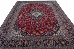 Surface texture of 2000s Kashan rug with natural Wool and intricate pattern