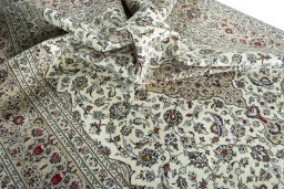 Surface texture of 2000s Kashan rug with natural Wool and intricate pattern
