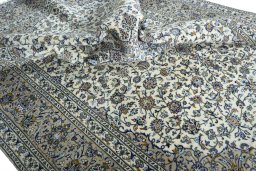 Surface texture of 2000s Kashan rug with natural Wool and intricate pattern
