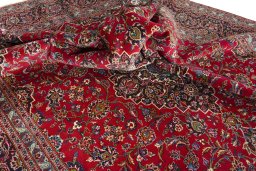 Surface texture of 2000s Kashan rug with natural Wool and intricate pattern