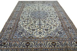 Surface texture of 2000s Kashan rug with natural Wool and intricate pattern
