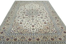 Surface texture of 2000s Kashan rug with natural Wool and intricate pattern