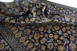 Surface texture of 2000s Kashan rug with natural Wool and intricate pattern