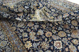Surface texture of 2000s Kashan rug with natural Wool and intricate pattern