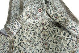 Surface texture of 2000s Kashan rug with natural Wool and intricate pattern