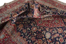 Surface texture of 2000s Kashan rug with natural Wool and intricate pattern
