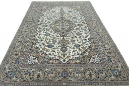 Surface texture of 2000s Kashan rug with natural Wool and intricate pattern