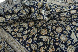 Surface texture of 2000s Kashan rug with natural Wool and intricate pattern