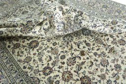 Surface texture of 2000s Kashan rug with natural Wool and intricate pattern