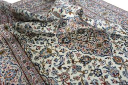 Surface texture of 2000s Kashan rug with natural Wool and intricate pattern