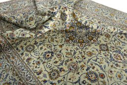 Surface texture of 2000s Kashan rug with natural Wool and intricate pattern