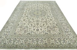 Surface texture of 2000s Kashan rug with natural Wool and intricate pattern