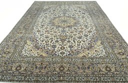 Surface texture of 2000s Kashan rug with natural Wool and intricate pattern