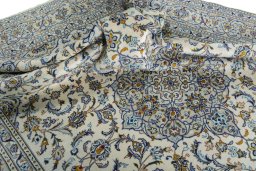 Surface texture of 2000s Kashan rug with natural Wool and intricate pattern