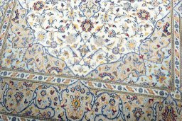 Close-up detail of New Kashan rug from Iran / Persia showing Cork weave