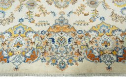 Full view of 1970s Kashan rug from Iran / Persia, 463 × 327 cm in Beige tones