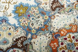 Full view of 1970s Kashan rug from Iran / Persia, 432 × 314 cm in Beige tones