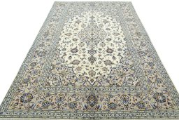 Surface texture of 2000s Kashan rug with natural Wool and intricate pattern