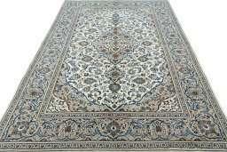 Surface texture of 2000s Kashan rug with natural Wool and intricate pattern