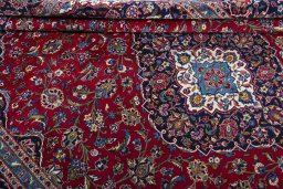 Close-up detail of Unknown Kashan rug from Iran / Persia showing Wool weave
