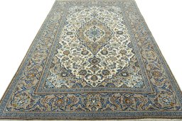Surface texture of 2000s Kashan rug with natural Wool and intricate pattern