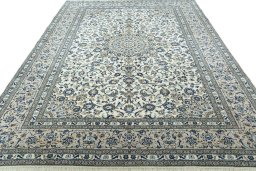 Surface texture of 2000s Kashan rug with natural Wool and intricate pattern