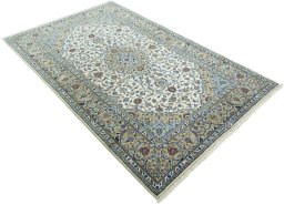 Close-up detail of New Kashan rug from Iran / Persia showing Cork weave