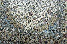 Close-up detail of New Kashan rug from Iran / Persia showing Cork weave