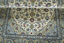 Close-up detail of New Kashan rug from Iran / Persia showing Cork weave