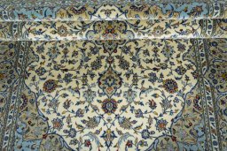 Close-up detail of New Kashan rug from Iran / Persia showing Cork weave