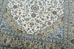 Close-up detail of New Kashan rug from Iran / Persia showing Cork weave