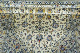 Close-up detail of New Kashan rug from Iran / Persia showing Cork weave