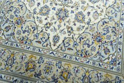 Close-up detail of New Kashan rug from Iran / Persia showing Cork weave