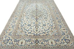 Surface texture of 2000s Kashan rug with natural Wool and intricate pattern