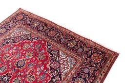Surface texture of 1975s Kashan rug with natural Wool and intricate pattern