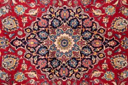 Corner detail of 1974s Kashan rug showing border pattern and Wool pile